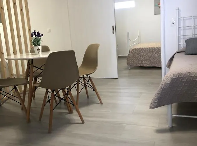 阿弗罗蒂特酒店 *